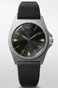 Kronan är omhuldad av boetten, vilket ger en en intressant särprägel - Emporio Armani Nicola AR11330
