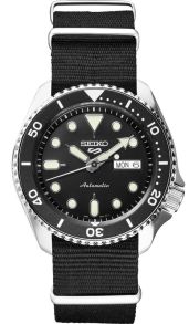 Svart nylonarmband och silverfärgat boett - Seiko 5 Sports Style Automatic SRPD55K3